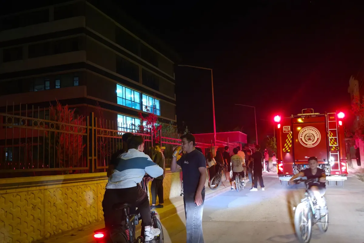 Akhisar Mahallesi’nde okulda çıkan elektrik yangını paniğe yol açtı