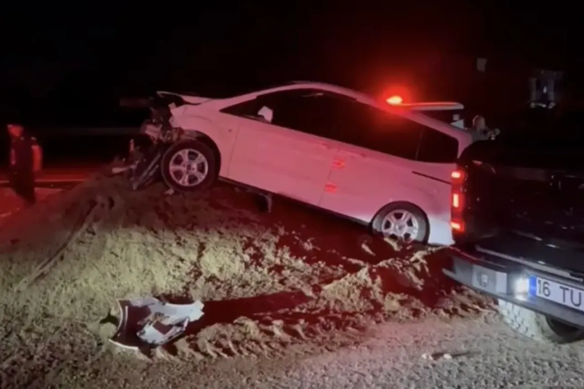 Kontrolden çıkan otomobil kum rampada asılı kaldı