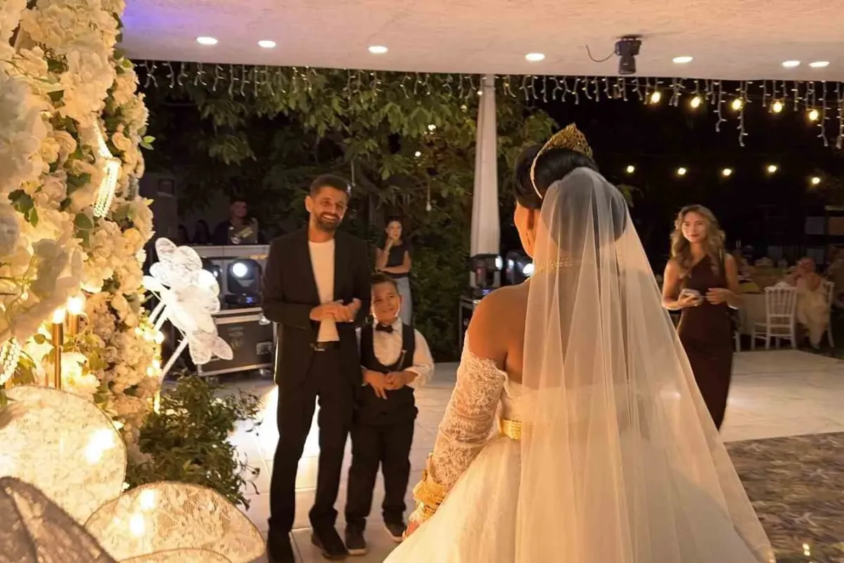 10 yıllık evlilikte sürpriz: Yeniden gelinlik giyip nikah tazeledi