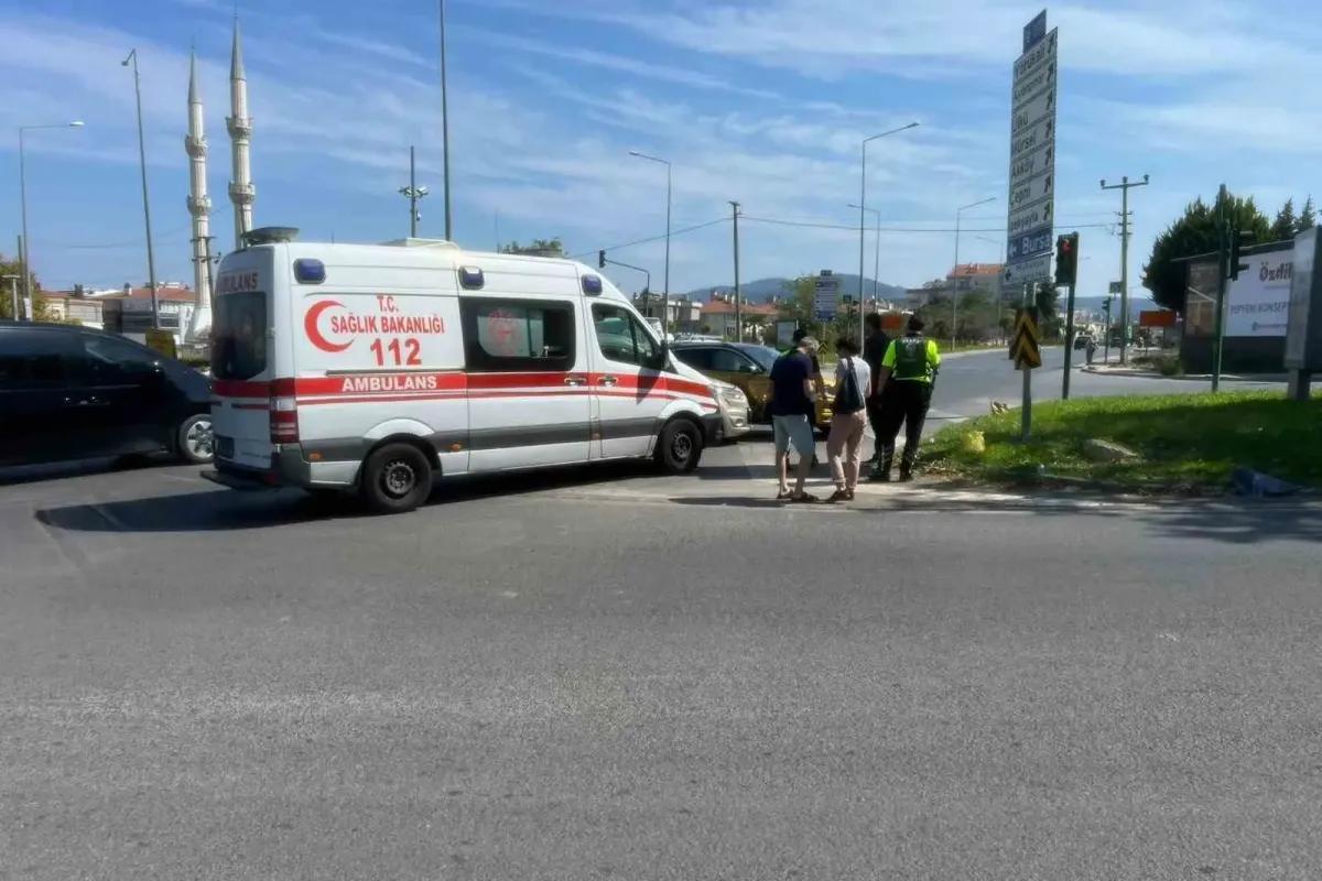 Bursa’da kavşakta iki otomobil çarpıştı: 1 yaralı