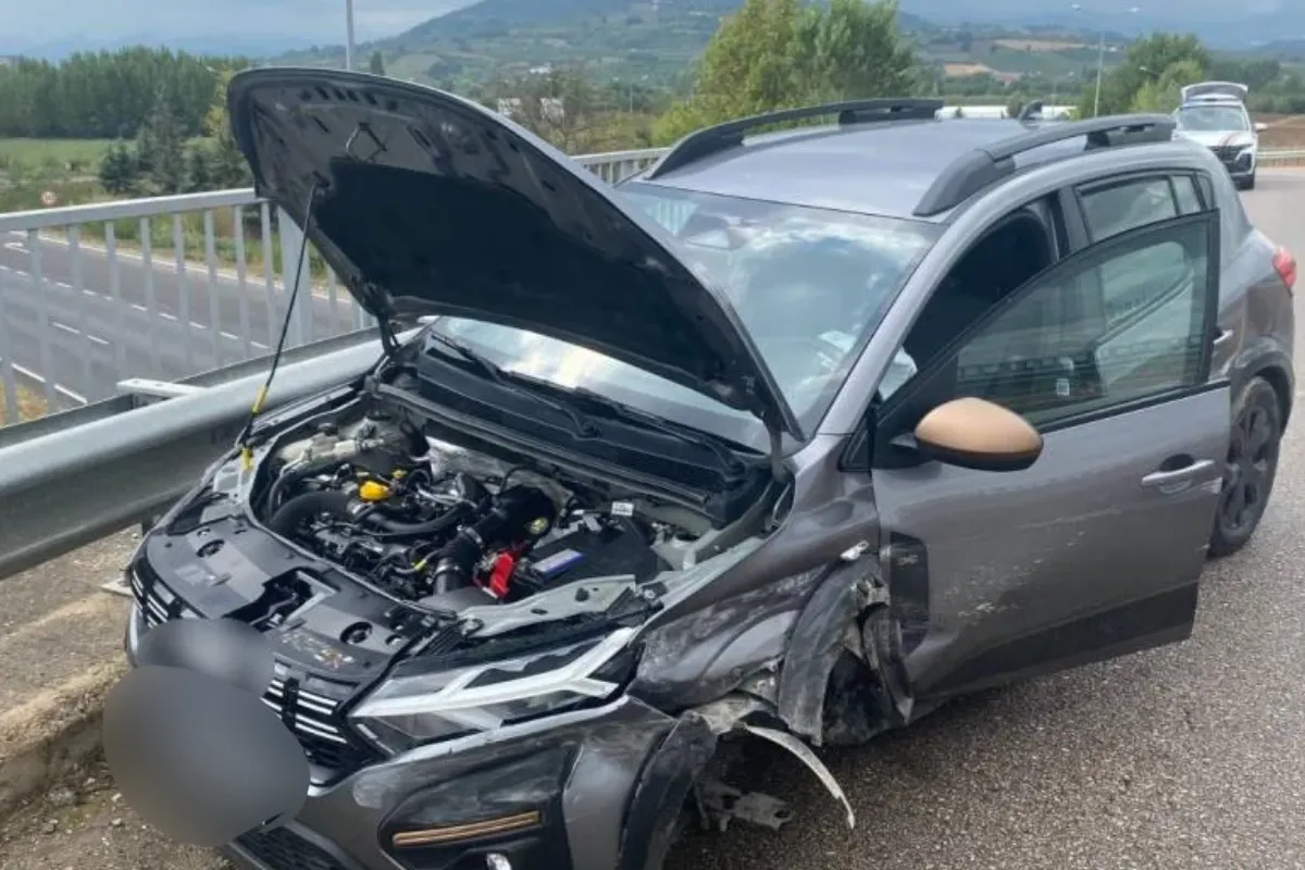 İnegöl’de Otomobil Bariyerlere Ok Gibi Saplandı
