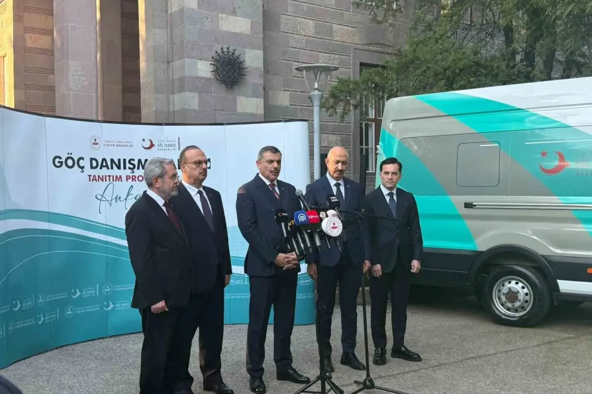 İçişleri Bakanı Çiftçi: "Okullardaki bahçe görevlilerimiz gerektiğinde arama yapabilsin diye 2 bin 800 tane el dedektörü dağıttık"
