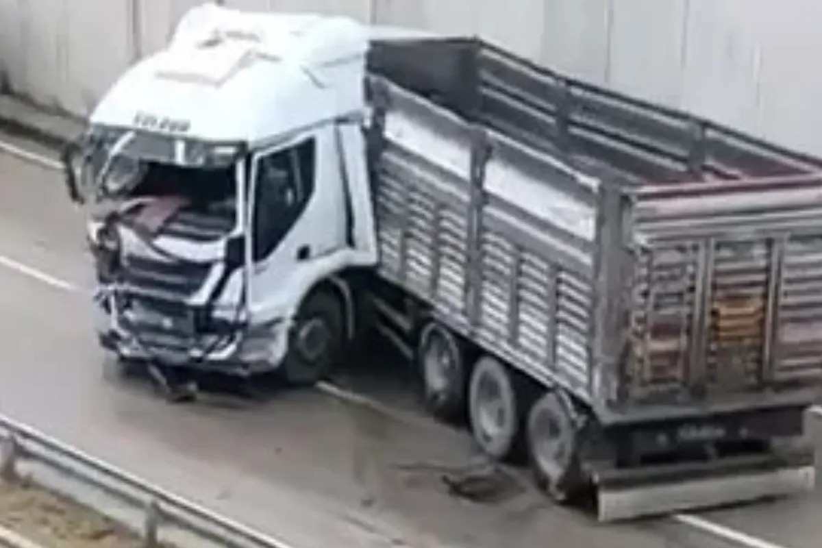 Yağmur sonrası korkutan kaza! Tır makaslayarak durdu
