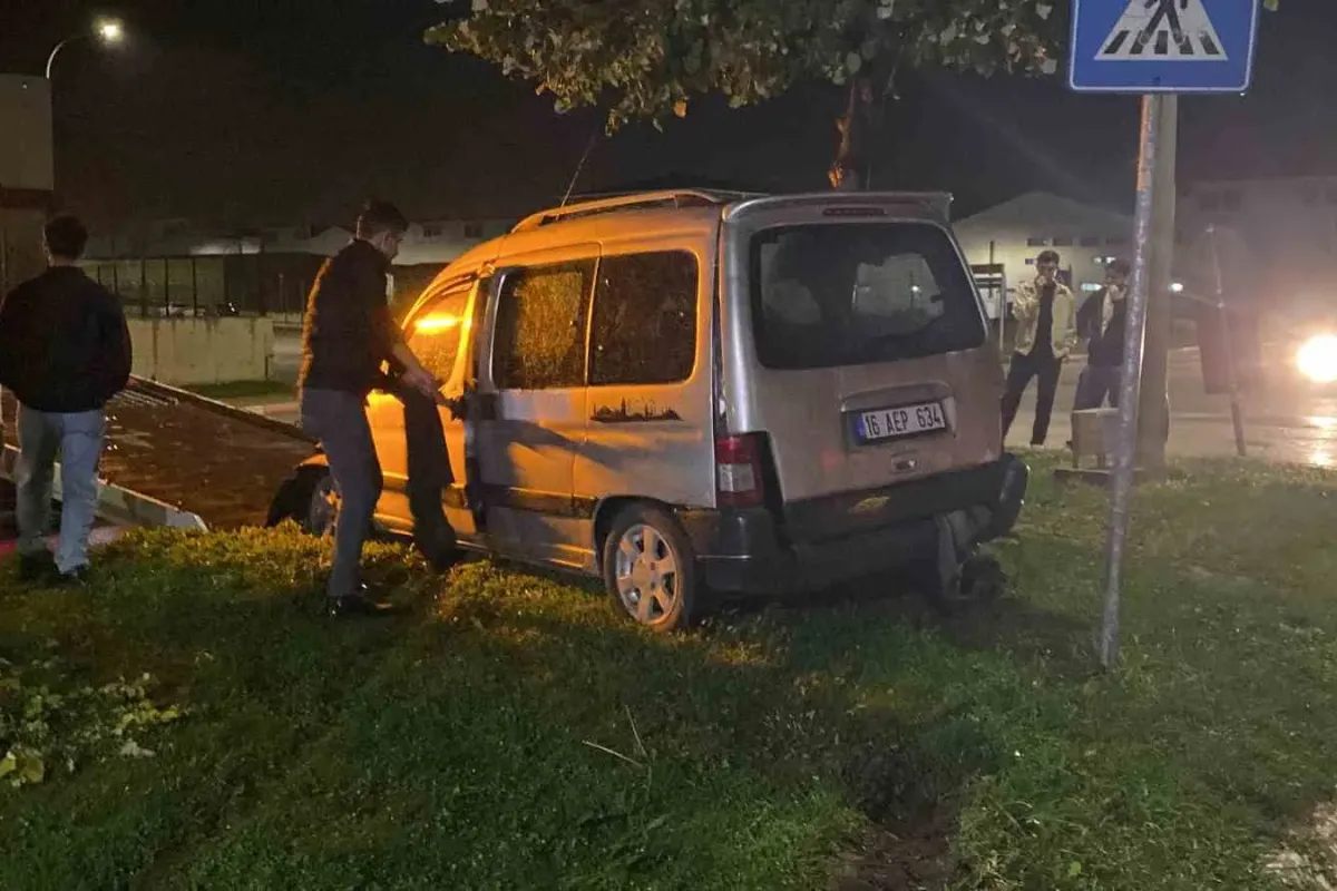 Bursa’da kontrolden çıkan araç ağaca çarptı: 2 yaralı