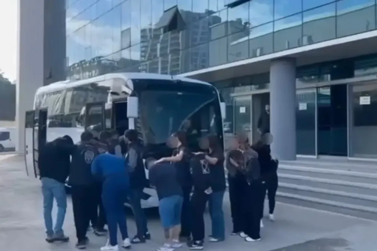 İnternette kadın kılığına girip evlilik vaadiyle kandırdılar, sonra tehdit ettiler