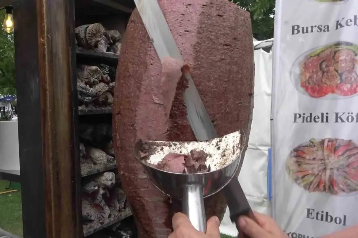 Üç metrelik tabakta Bursa kebabı ikramı