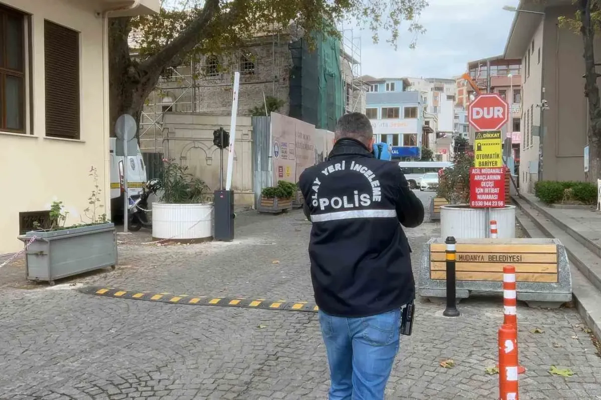Bursa’da restorasyon alanında korkutan iş kazası: İşçi kolunu iş makinesine kaptırdı