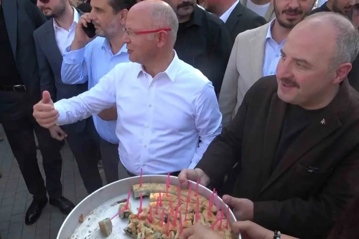 Varank’tan Özel’in börek görüntülerine tepki: "Vatandaşla nasıl konuşulması gerektiğini bilmek gerekiyor"