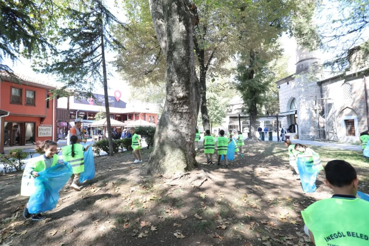 İnegöl’de öğrenciler ve esnaf el ele verdi