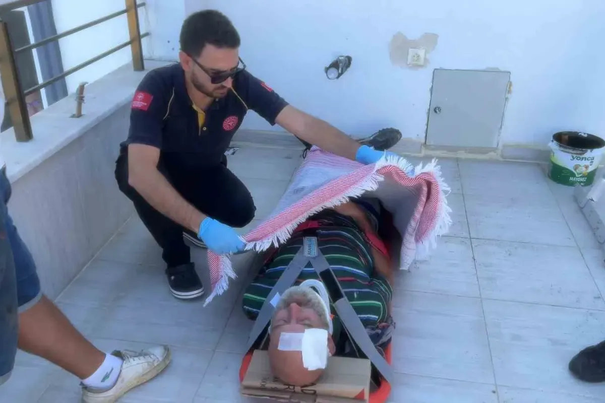 Bursa’da tadilat sırasında balkona düşen işçi yaralandı