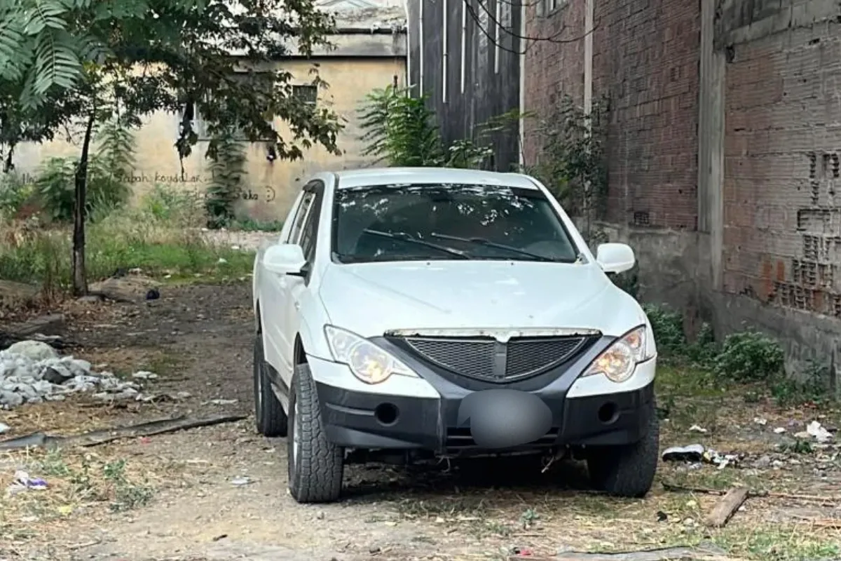 Kendini otomobile kilitledi: Ekiplere zor anlar yaşattı
