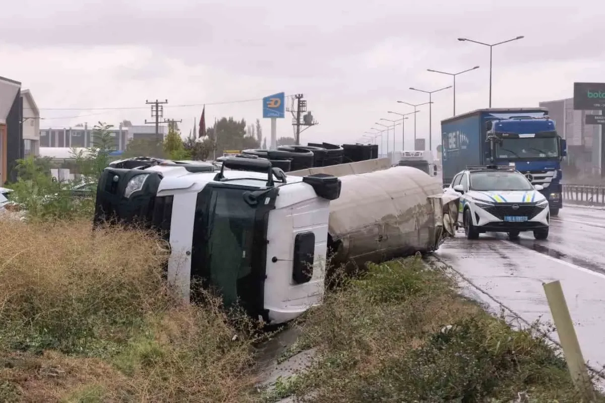 İnegöl’de tuz yüklü tır devrildi