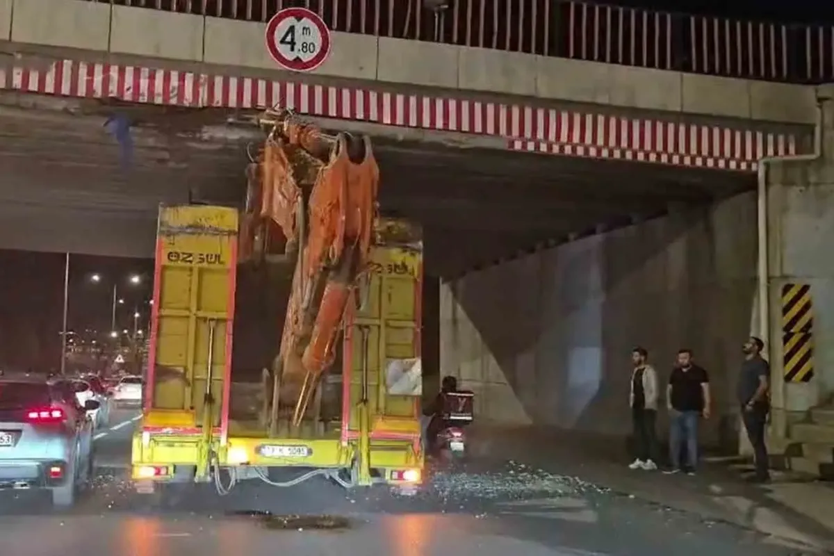 Üst geçide sıkışan tır trafiği aksattı