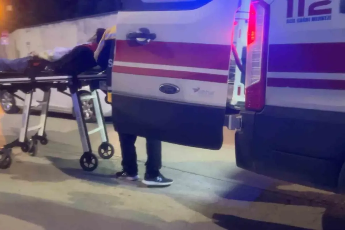 Bursa’da kontrolden çıkan motosiklet park halindeki araca çarptı: 2 yaralı