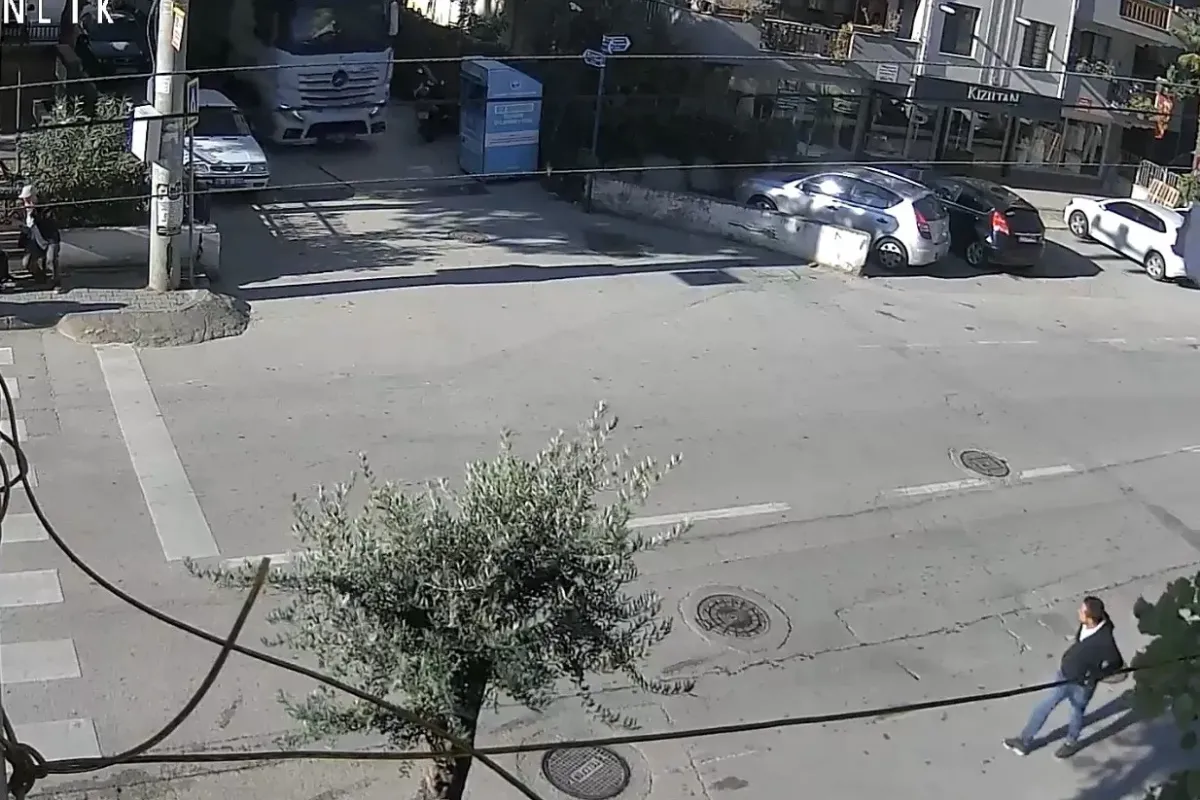 Bursa’da tır, dar sokakta dönüş yaparken giysi toplama kutusuna devirdi