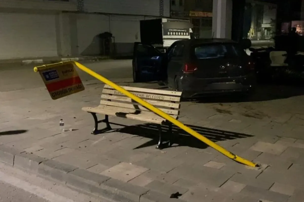 İnegöl'de kontrolden çıkan otomobil kaldırıma çıktı: 1 yaralı
