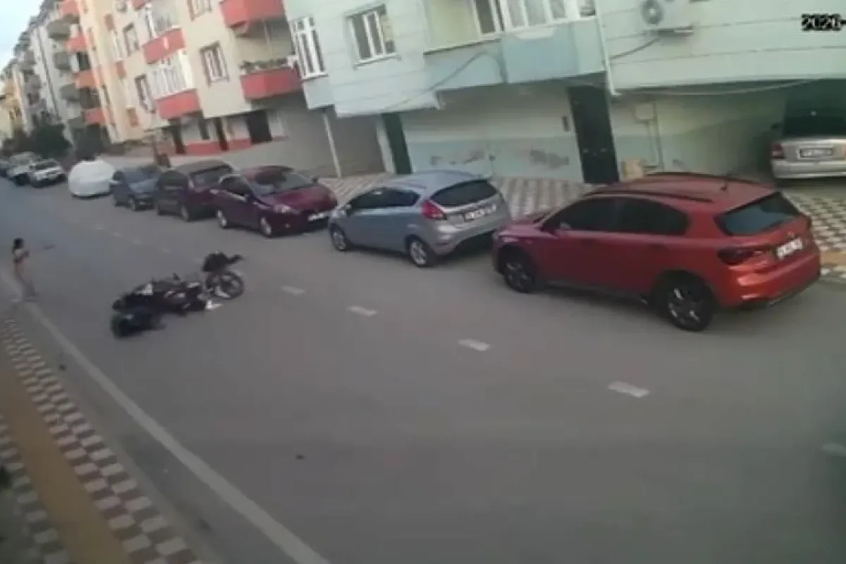 Aniden yola fırlayan çocuğa motosiklet çarptı