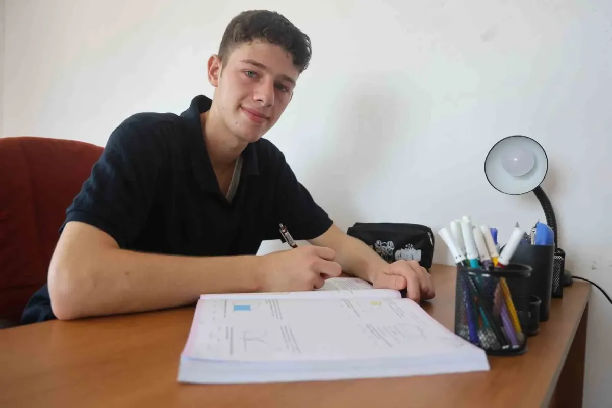 Savaşın ve depremin pes ettiremediği Suriyeli Münir, 3 kardeşiyle paylaştığı odada günde 6 saat ders çalışarak tıp fakültesini kazandı