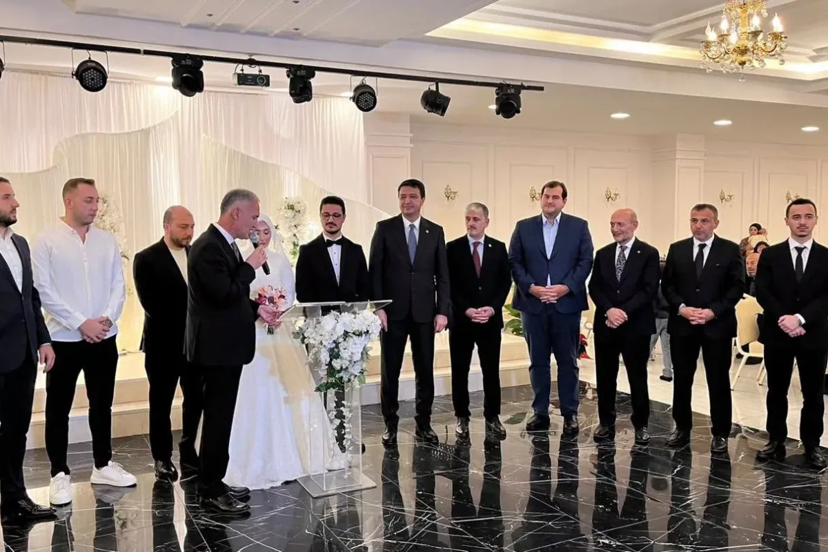Mahmut Arıkan İnegöl’de genç çiftin mutluluğuna ortak oldu