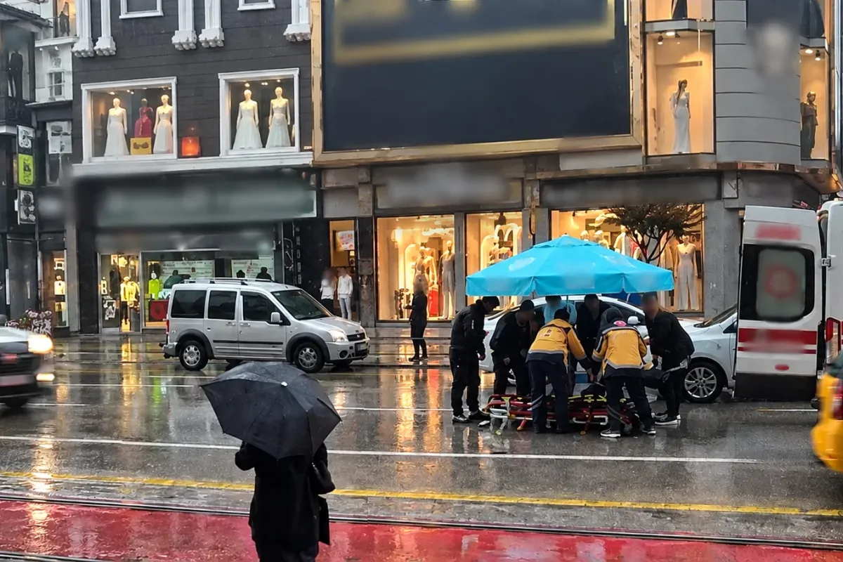 Otomobilin çarptığı yaya yağmur altında kaldı! Şemsiye tuttular