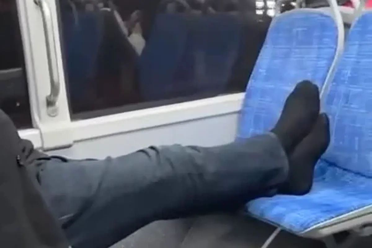 Otobüsteki yolcunun rahatlığı pes dedirtti
