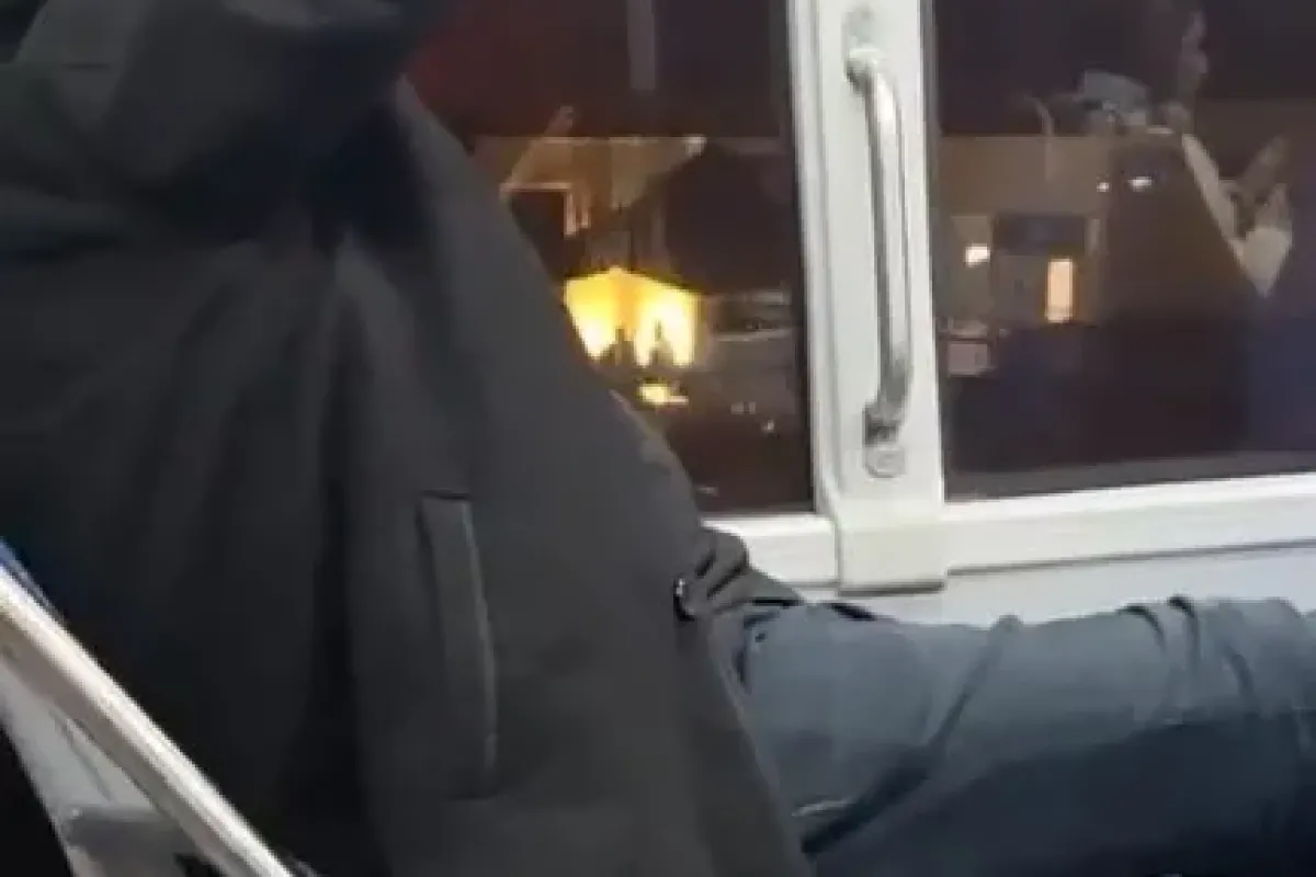 Otobüste ayakkabılarını çıkarıp seyahat etti, rahatlığı pes dedirtti