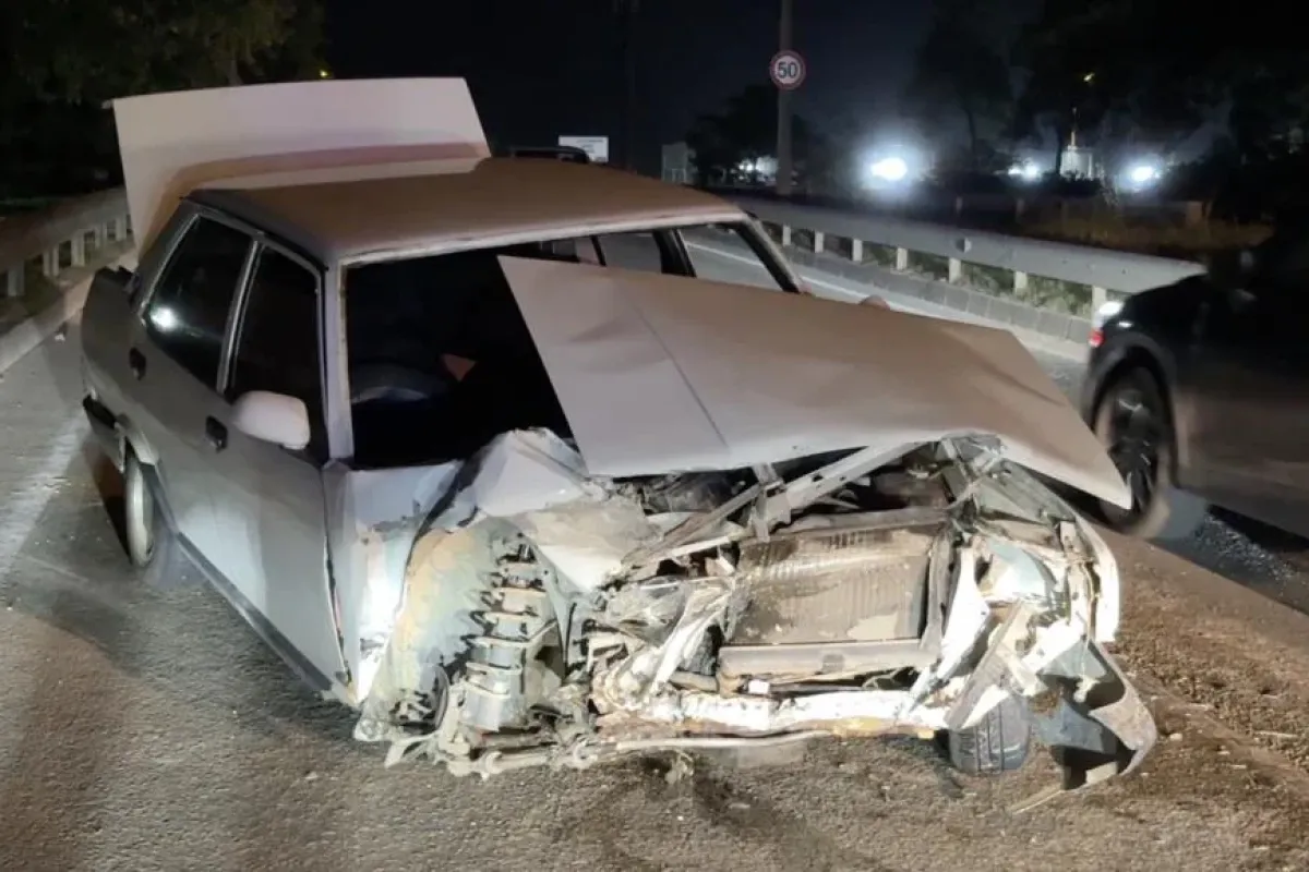 Bariyere çarpan araçta 2 kişi ölümden döndü
