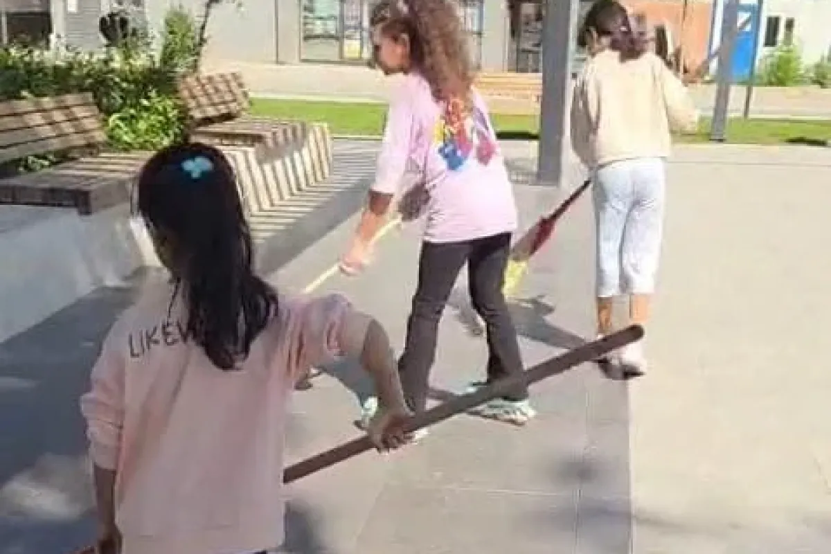 İnegöl'de parkta oynayan çocuklar parkı temizledi