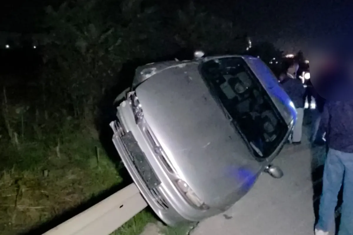 İnegöl’de otomobil bariyerlere girdi! 3 kişi ölümden döndü