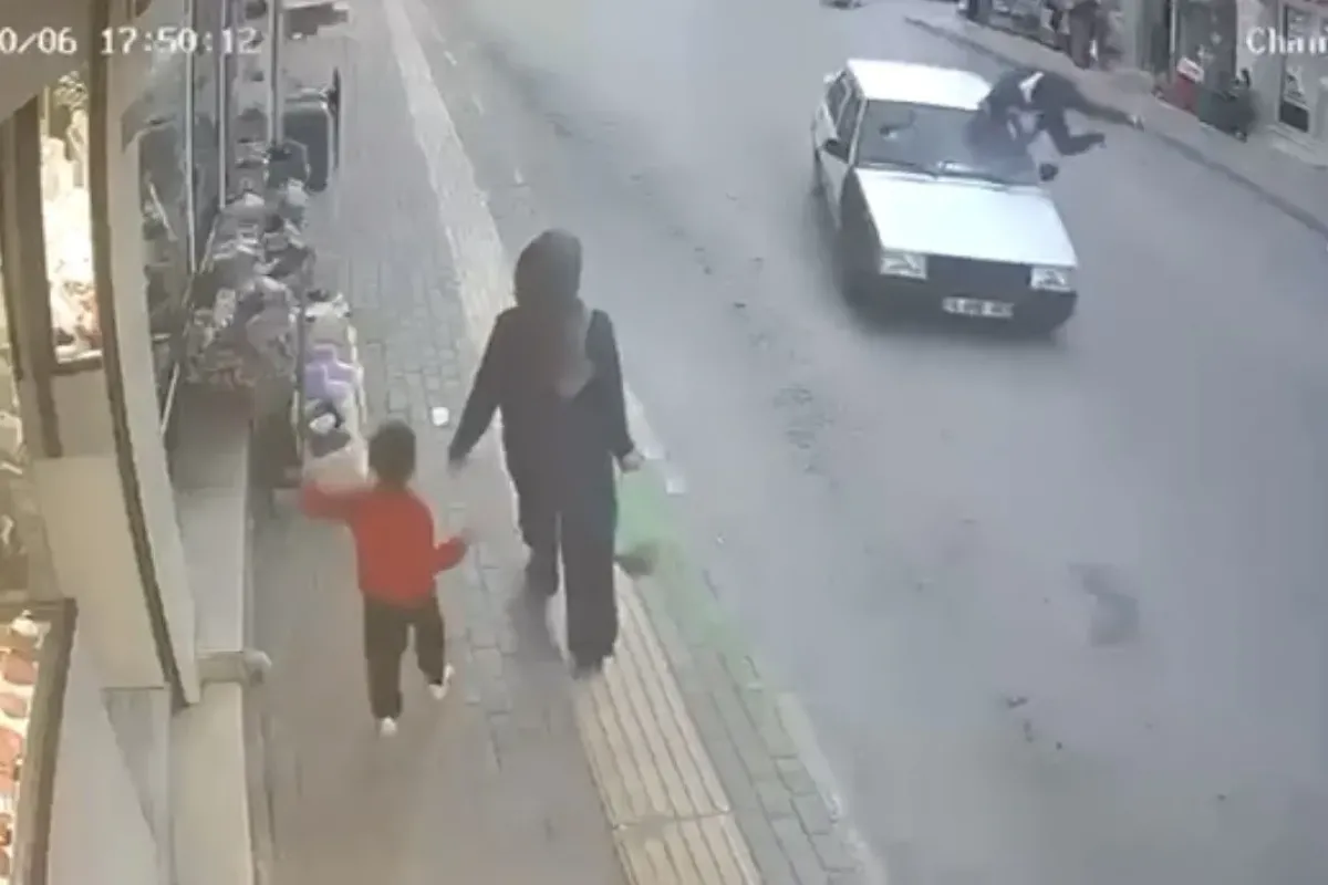 Bursa’da Tofaş otomobil yayaya çarptı: O anlar kamerada