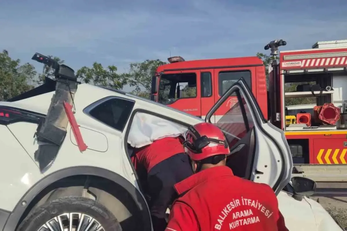 Balıkesir’de otomobil bariyerlere çarptı: 2 yaralı