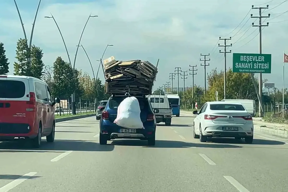 Bursa’da otomobilin üzerine yüklediği kartonlarla trafikte ilerledi
