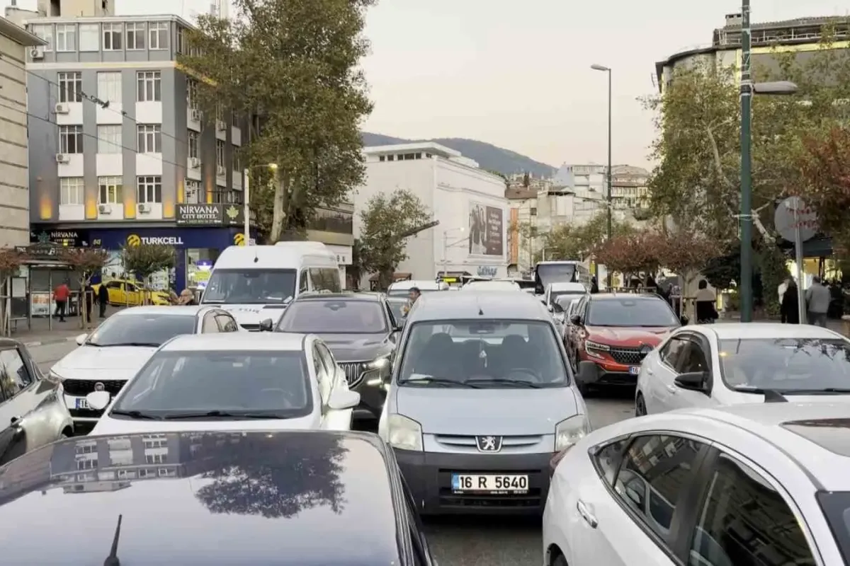 Bursa’da sabah namazı yoğunluğu: Trafik tek şeride düştü