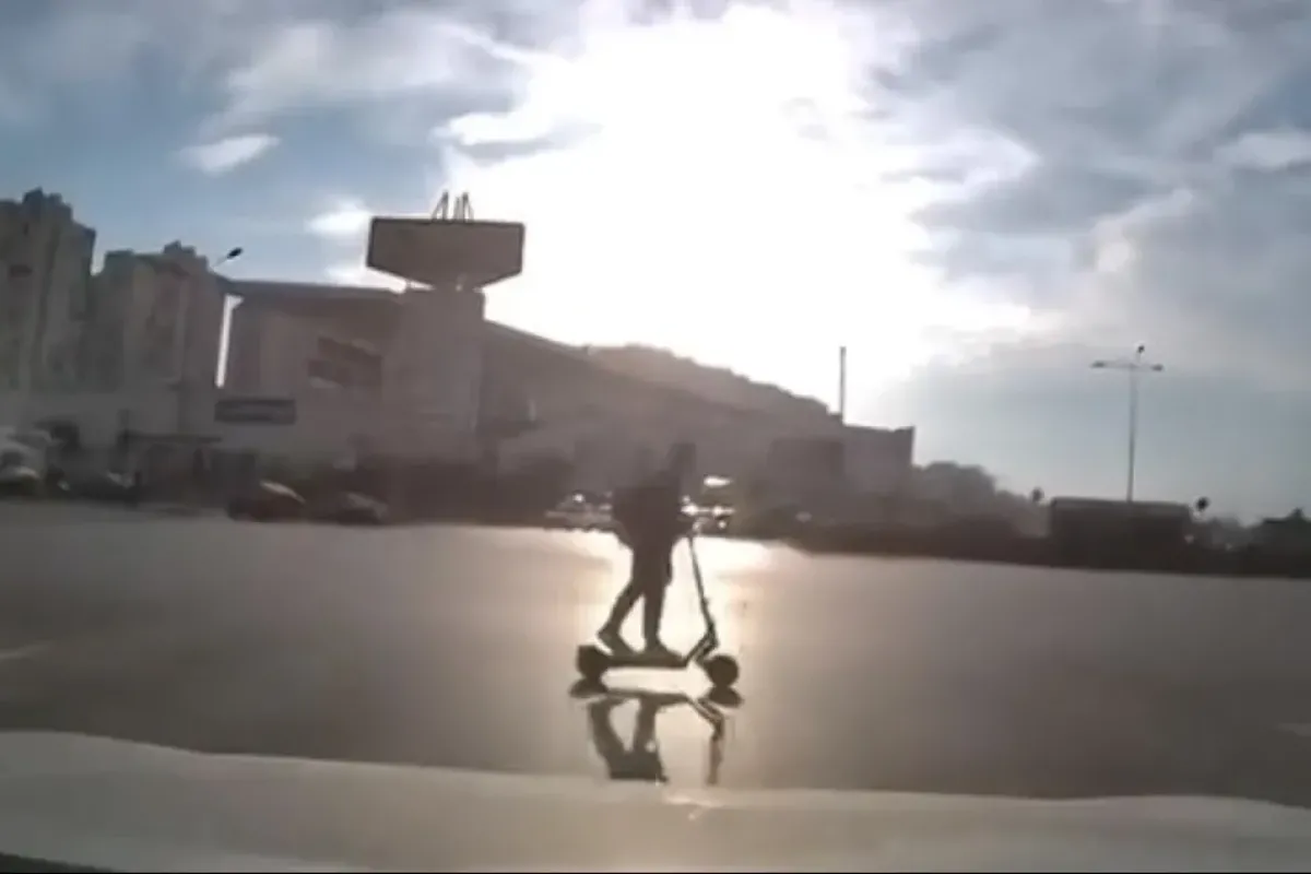 Bursa’da ışık ihlali yapan scooter sürücüsü kazadan kıl payı kurtuldu