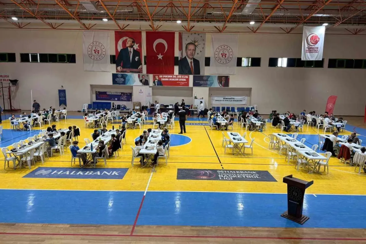 Burhaniye’de Satranç Turnuvasında dereceye girenler ödüllendirildi