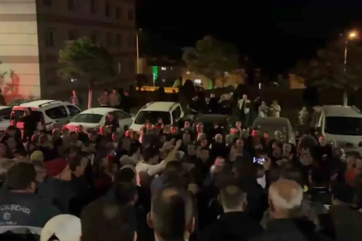 Bursa’da toplu konut sakinlerinden eylem...Site yönetimiyle vatandaşlar birbirine girdi