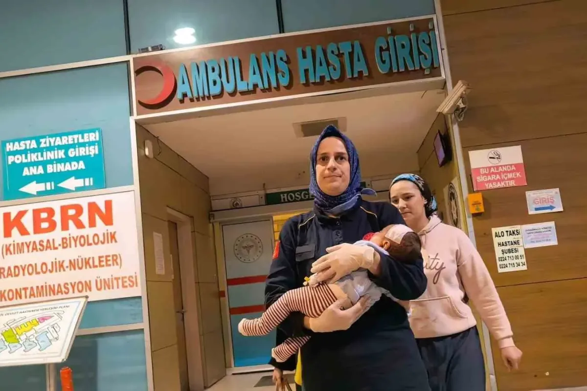 Kanepeden düşen bebek beyin kanaması geçirdi