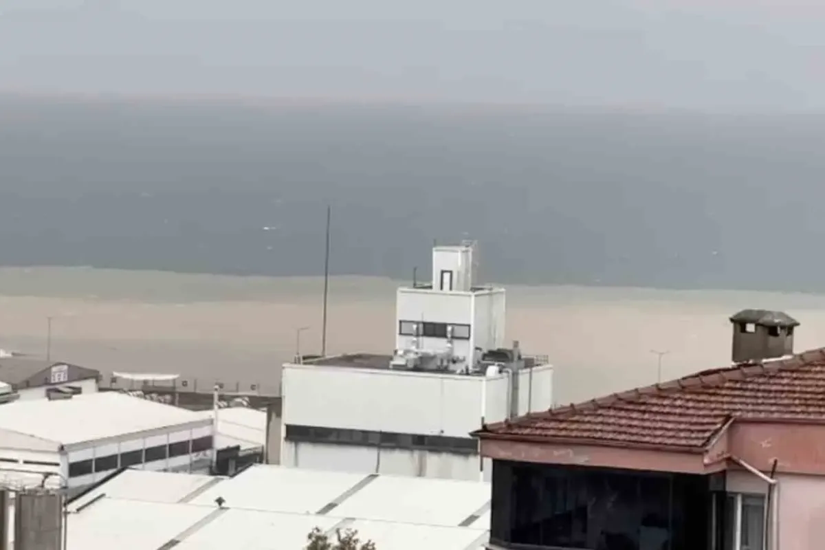 Bursa’da şiddetli fırtına ve sağanak yağış denizle karayı birleştirdi
