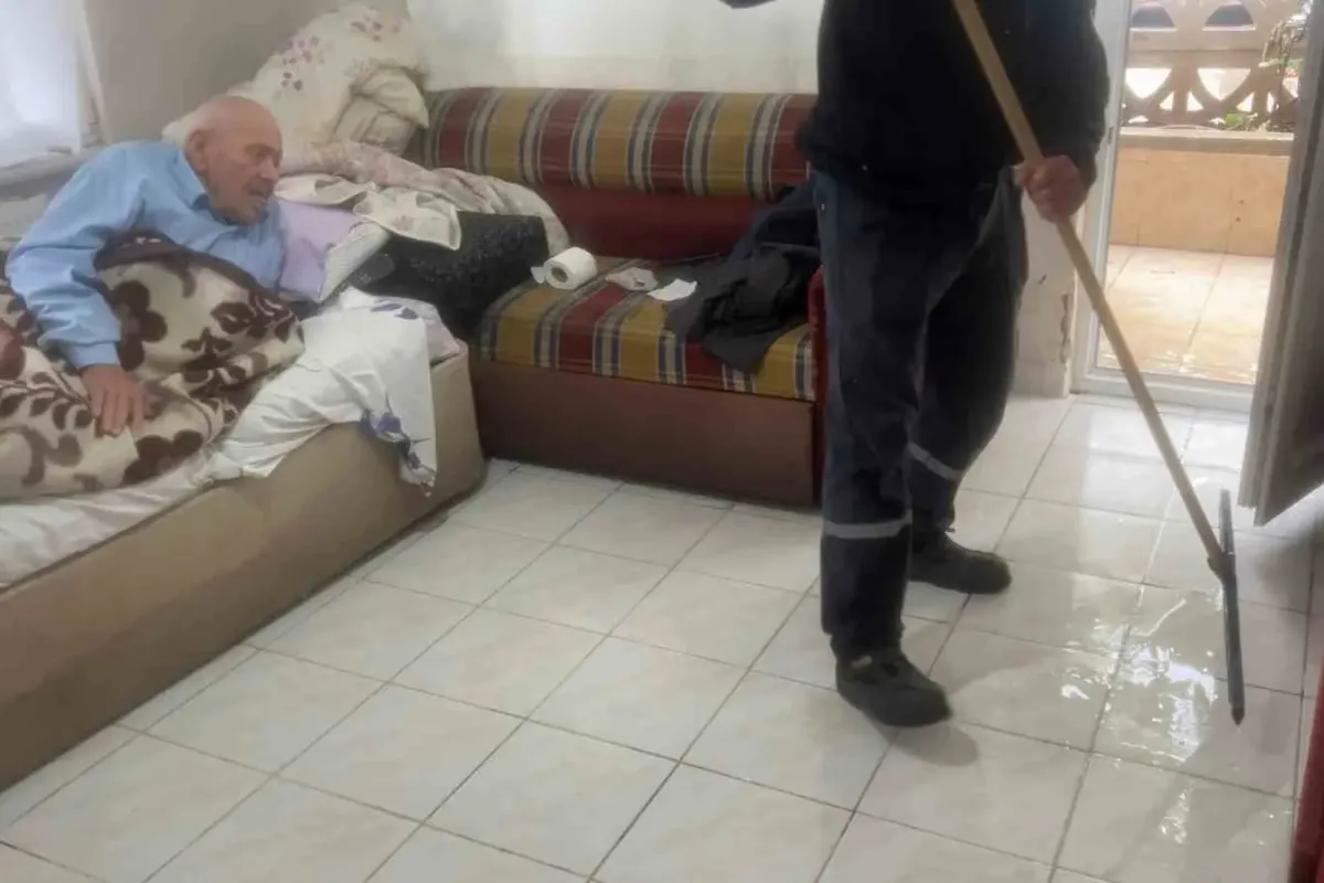 Bursa’da yağmur suları apartmanları bastı: 90 yaşındaki vatandaş mahsur kaldı