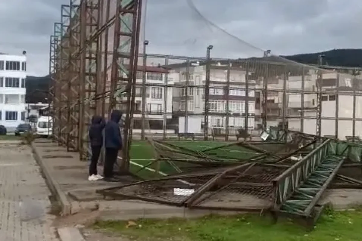 Bursa’da fırtına halı sahanın direklerini yıktı