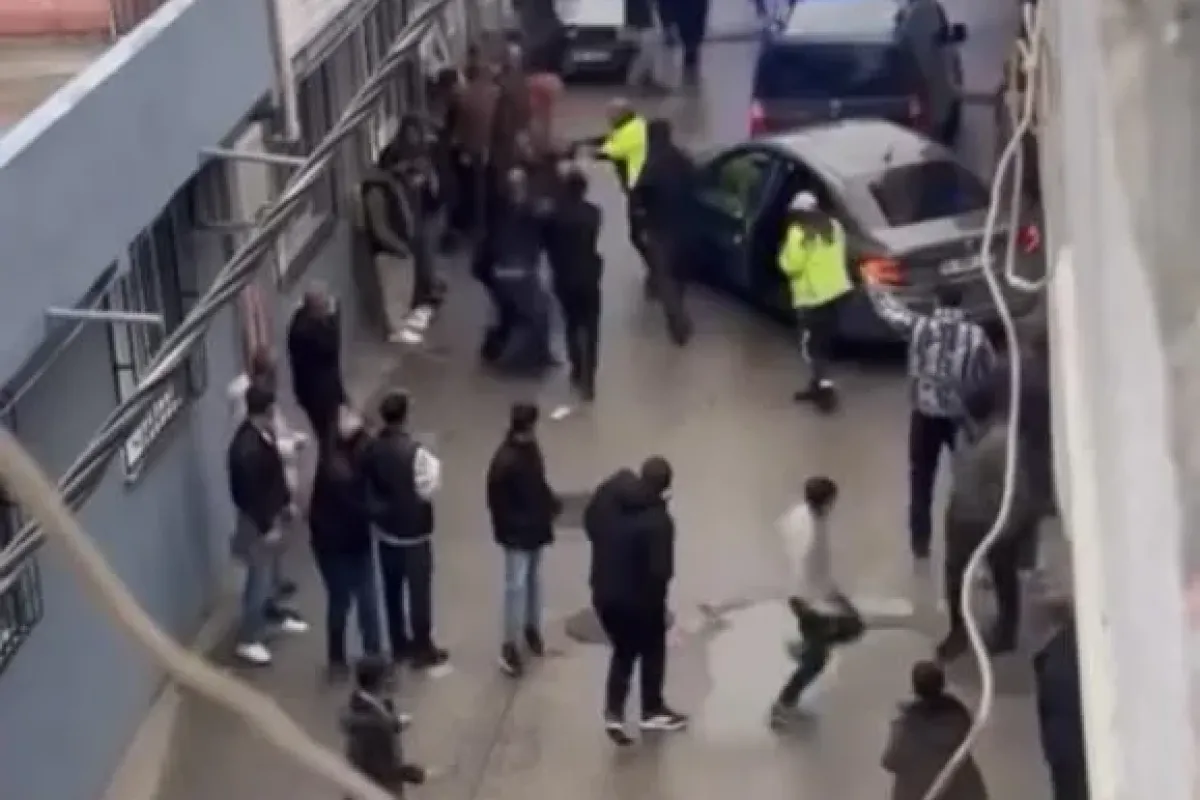 Ortalık Karıştı! Polis Havaya Ateş Açtı, 2 Kişi Kaçtı
