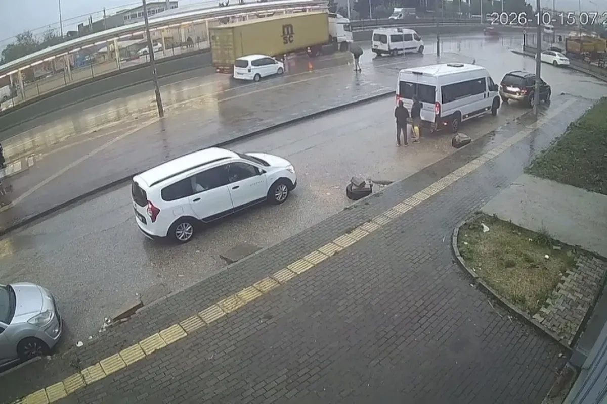 Bursa’da tırın dorsesi kontrolden çıktı...Kaza anı kamerada