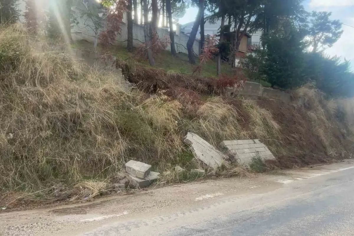 Bursa’da yağışlar istinat duvarını yıktı, duvar parçaları yola düştü
