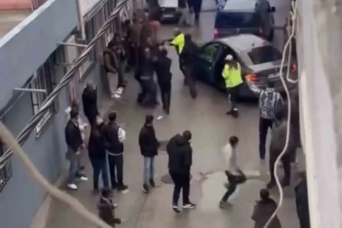 Polisten kaçan araç durduruldu, mahalleli şüphelileri kaçırdı