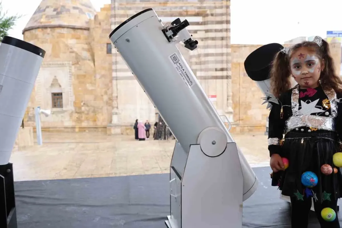 Kırşehir’de Cacabey Medresesi önünde bilim ve astronomi buluşması