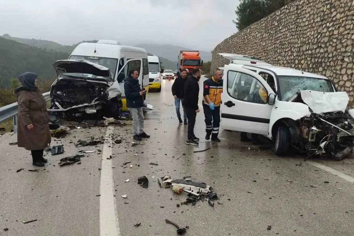 Bursa’da feci kaza: 1 ölü, 10 yaralı