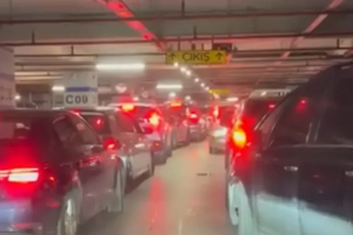 Bursa'da AVM Otoparkında Çile! 30 Dakika Çıkamadılar