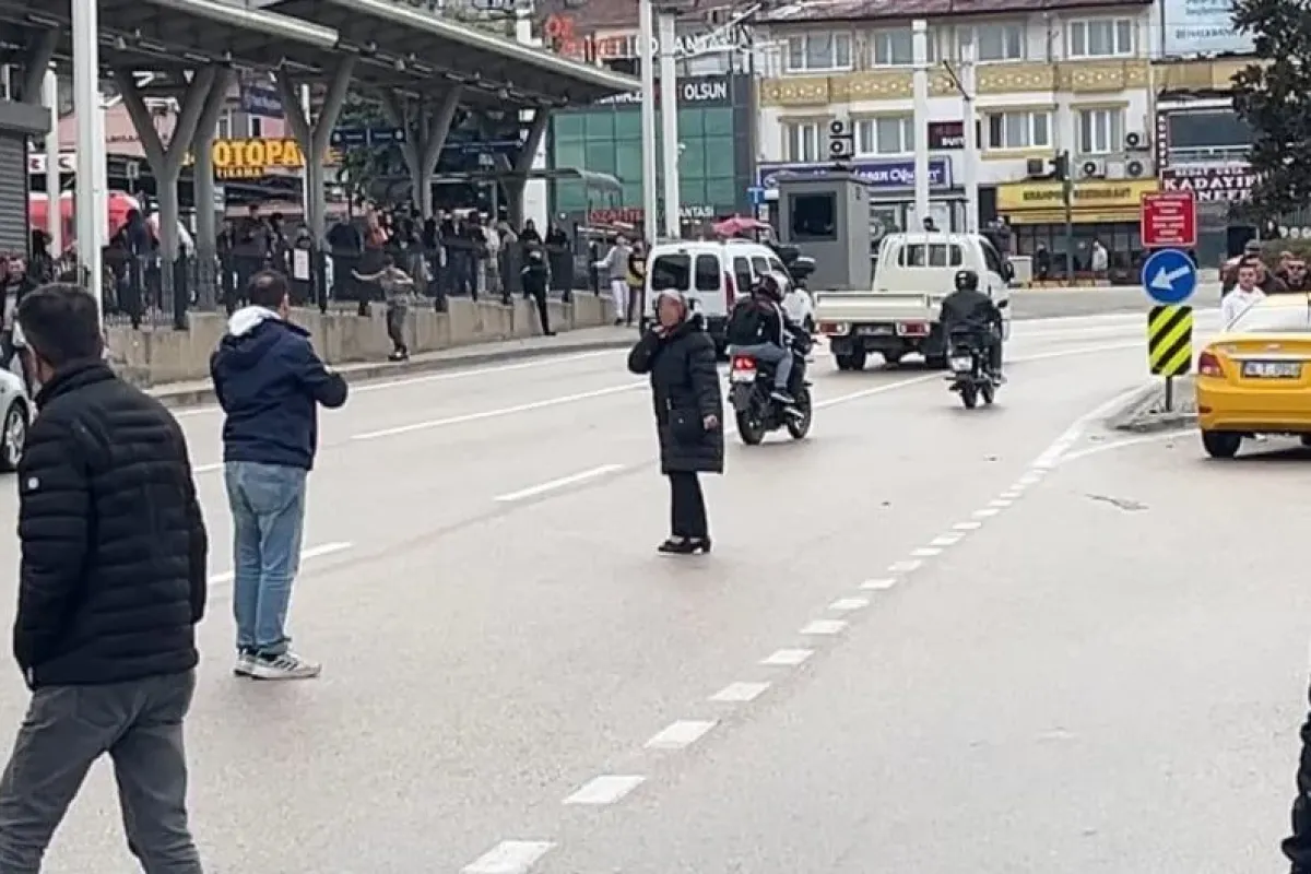 Çocuğunu göremeyen kadın boynuna bıçak dayadı, polis ikna etti