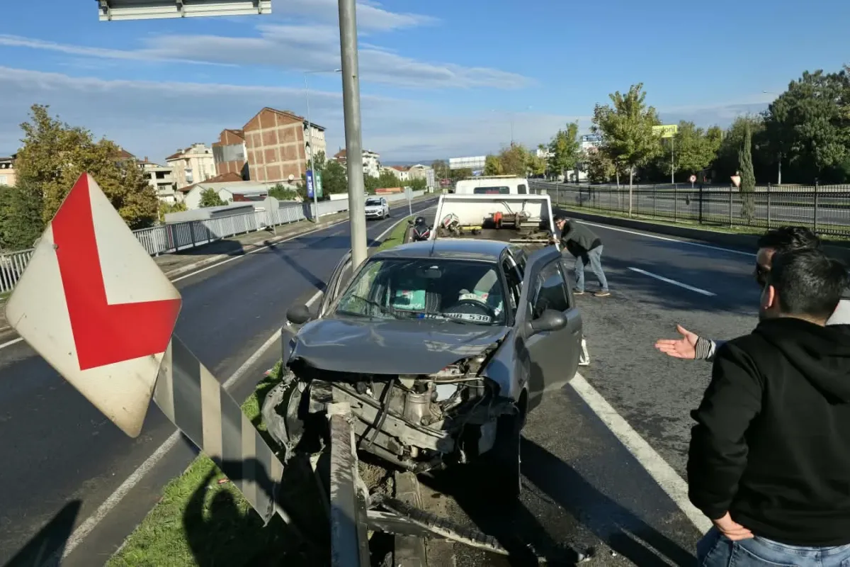 İnegöl'de feci kaza! Ok gibi bariyerlere saplandı