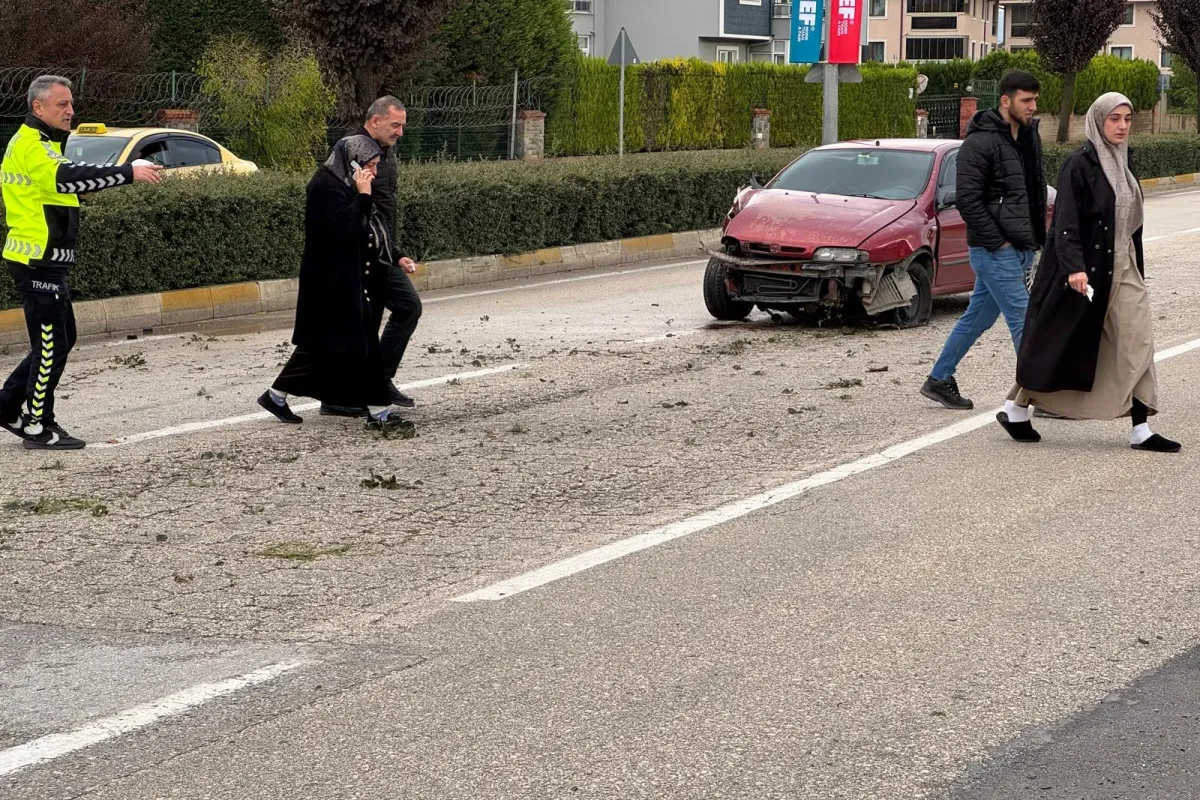 İnegöl'de kontrolden çıkan araç direğe çarptı; 1 yaralı
